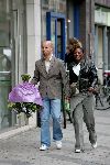 Amsterdam 18 september 2004
Tjeerd Oosterhuis en Edsilia Rombley op weg naar Trijntje Oosterhuis na bevalling van zoon met grote bos bloemen