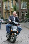 Amsterdam 17 september 2004
Toine Kwakman op scooter op de Cornelis Schuytstraat