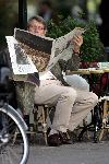 Amsterdam 17 september 2004
Ursul de Geer leest krantje bij joffers op de cornelis schuytstraat 10.35 uur