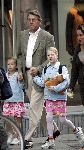Amsterdam 17 september 2004
Ursul de Geer brengt dochters naar school op PC Hooftstraat om 8.25 uur.