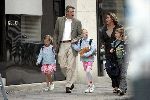 Amsterdam 17 september 2004
Ursul de Geer brengt dochters naar school op PC Hooftstraat om 8.25 uur.