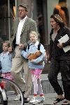 Amsterdam 17 september 2004
Ursul de Geer brengt dochters naar school op PC Hooftstraat om 8.25 uur.