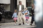 Amsterdam 17 september 2004
Ursul de Geer brengt dochters naar school op PC Hooftstraat om 8.25 uur.
