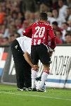 Eindhoven, 24 September 2005 Kompetitiewedstrijd seizoen 2005/2006
PSV-RBC, eindstand 2-0
PSV-verzorger Mart v d Heuvel behandelt Ibrahim Afellay
@ Foto Bart Bel