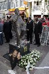 Amsterdam 23 september 2005
Onthulling beeld van Andre Hazes op zijn eerste sterfdag.
Beeld met bloemen