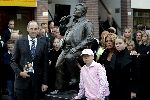 Amsterdam 23 september 2005
Onthulling beeld van Andre Hazes op zijn eerste sterfdag.
Rachel Hazes en Job Cohen en Roxanne Hazes en Andre Hazes jr