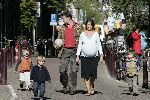 Amsterdam 17 september 2005
Beau v Erven Dorens met zijn vrouw Selly en hun kinderen Bram Thijn en Bobby