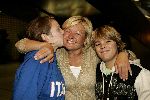 Amsterdam 27 september 2005
Caroline Tensen komt terug van de beklimming van de kilimanjaro. Op schiphol staan haar kinderen Lotte en Bob