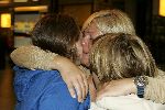 Amsterdam 27 september 2005
Caroline Tensen komt terug van de beklimming van de kilimanjaro. Op schiphol staan haar kinderen Lotte en Bob