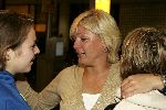 Amsterdam 27 september 2005
Caroline Tensen komt terug van de beklimming van de kilimanjaro. Op schiphol staan haar kinderen Lotte en Bob