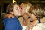 Amsterdam 27 september 2005
Caroline Tensen komt terug van de beklimming van de kilimanjaro. Op schiphol staan haar kinderen Lotte en Bob