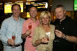 Amsterdam 27 september 2005
Caroline Tensen komt terug van de beklimming van de kilimanjaro. Op schiphol met medebeklimmers met champagne