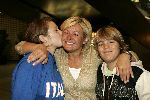 Amsterdam 27 september 2005
Caroline Tensen komt terug van de beklimming van de kilimanjaro. Op schiphol staan haar kinderen Lotte en Bob