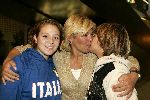 Amsterdam 27 september 2005
Caroline Tensen komt terug van de beklimming van de kilimanjaro. Op schiphol staan haar kinderen Lotte en Bob