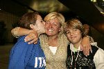 Amsterdam 27 september 2005
Caroline Tensen komt terug van de beklimming van de kilimanjaro. Op schiphol staan haar kinderen Lotte en Bob