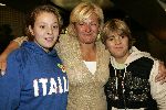 Amsterdam 27 september 2005
Caroline Tensen komt terug van de beklimming van de kilimanjaro. Op schiphol staan haar kinderen Lotte en Bob