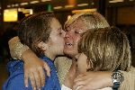 Amsterdam 27 september 2005
Caroline Tensen komt terug van de beklimming van de kilimanjaro. Op schiphol staan haar kinderen Lotte en Bob