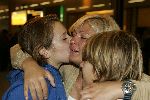 Amsterdam 27 september 2005
Caroline Tensen komt terug van de beklimming van de kilimanjaro. Op schiphol staan haar kinderen Lotte en Bob