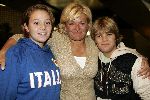 Amsterdam 27 september 2005
Caroline Tensen komt terug van de beklimming van de kilimanjaro. Op schiphol staan haar kinderen Lotte en Bob