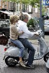 Amsterdam 24 september 2005
Hans Breukhoven en Connie Breukhoven op vespa scooter op cornelis schuytstraat
