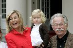 Den Haag 27 september 2005
Prinses Maxima en Amalia bestellen de eerste kinderpostzegels op paleis noordeinde. Dick Bruna