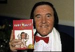 De belgische zanger-entertainer-marktkoopman EDDY WALLY
met zijn boek 