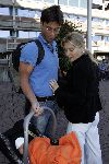 Amsterdam 20 september 2005
Ellen v Rijn verlaat met haar man Kaja Wolfers en baby Helena het VU ziekenhuis.