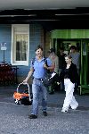 Amsterdam 20 september 2005
Ellen v Rijn verlaat met haar man Kaja Wolfers en baby Helena het VU ziekenhuis.