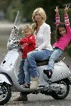Amsterdam 26 september 2005
Estelle Gullit met haar kinderen Maxim en Joelle op de Vespa scooter