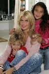 Amsterdam 26 september 2005
Estelle Gullit met haar kinderen Maxim en Joelle