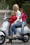 Amsterdam 26 september 2005
Estelle Gullit met haar kinderen Maxim en Joelle op de Vespa scooter