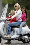 Amsterdam 26 september 2005
Estelle Gullit met haar kinderen Maxim en Joelle op de Vespa scooter