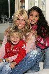 Amsterdam 26 september 2005
Estelle Gullit met haar kinderen Maxim en Joelle