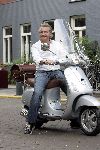 Amsterdam 24 september 2005
Hans Breukhoven op vespa scooter op cornelis schuytstraat