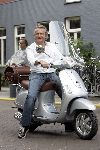 Amsterdam 24 september 2005
Hans Breukhoven op vespa scooter op cornelis schuytstraat
