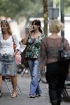 Amsterdam 6 september 2005
Isa Hoes met een vriendin winkelen op cornelis schuytstraat. met gsm