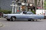 Amsterdam 6 september 2005
Isa Hoes met grote cadillac op cornelis schuytstraat