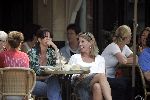 Amsterdam 6 september 2005
Isa Hoes met een vriedin op terras op cornelis schuytstraat