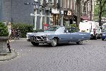 Amsterdam 6 september 2005
Isa Hoes met grote cadillac op cornelis schuytstraat
