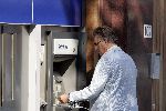 Amsterdam 9 september 2005
Jeroen Krabbe geld pinnen bij bank