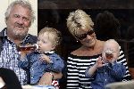 Amsterdam 20 september 2005
Jules Croiset met zijn vrouw Puck Croiset en hun 2 kleinkinderen op terras