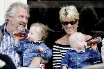 Amsterdam 20 september 2005
Jules Croiset met zijn vrouw Puck Croiset en hun 2 kleinkinderen op terras