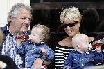 Amsterdam 20 september 2005
Jules Croiset met zijn vrouw Puck Croiset en hun 2 kleinkinderen op terras