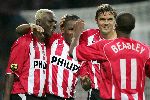 Eindhoven, 24 September 2005
Kompetitiewedstrijd Seizoen 2005/2006
PSV-RBC, eindstand 2-0
Farfan heeft 2-0 gescoord en wordt gefeliciteerd door Kone en Phillip Cocu