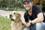 Amsterdam 24 september 2005
Demonstratieloop voor honden los in het vondelpark.
Mike  Starink met petje en hond