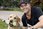 Amsterdam 24 september 2005
Demonstratieloop voor honden los in het vondelpark.
Mike  Starink met petje en hond