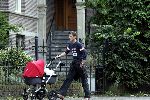 Amsterdam 24 september 2005
PrinsMaurits achter kinderwagen bij  nieuwe huis prins Bernhard,