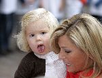 Den Haag 27 september 2005
Prinses Maxima en Prinses Amalia bestellen de eerste kinderpostzegels op paleis noordeinde.