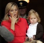 Den Haag 27 september 2005
Prinses Maxima en Prinses Amalia bestellen de eerste kinderpostzegels op paleis noordeinde.