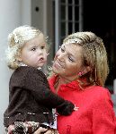 Den Haag 27 september 2005
Prinses Maxima en Prinses Amalia bestellen de eerste kinderpostzegels op paleis noordeinde.